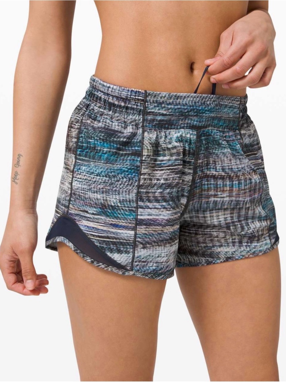 Lululemon Hotty Hot Short *Long 4"
Digital Oasis Grey Multi / True Navy Size 6
